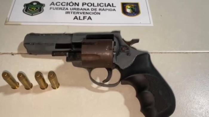 Un revólver y municiones fueron decomisados dentro del vehículo sedán en el que viajaban los sospechosos.
