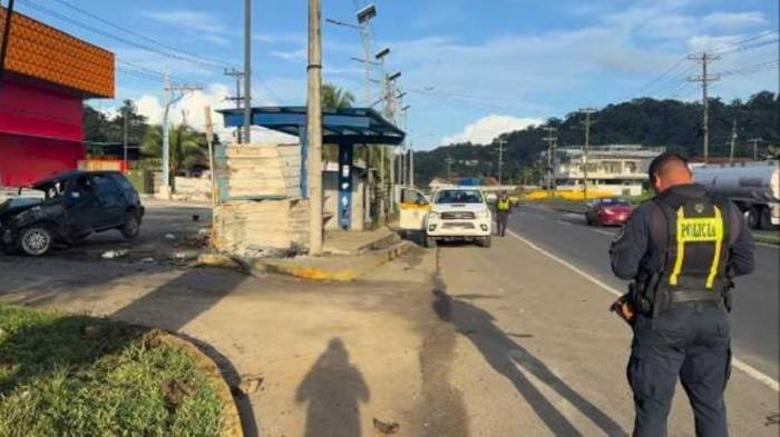 El vehículo terminó incrustado dentro de un local.