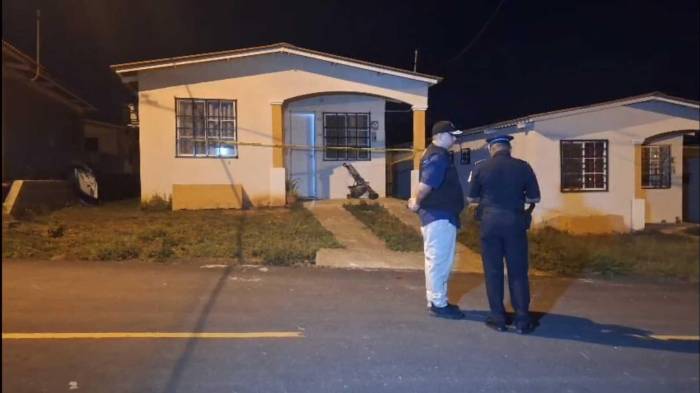 La mujer tenía tres hijos, uno con el taxista. Su amiga se topó con la terrible escena y dio la alerta a las autoridades.