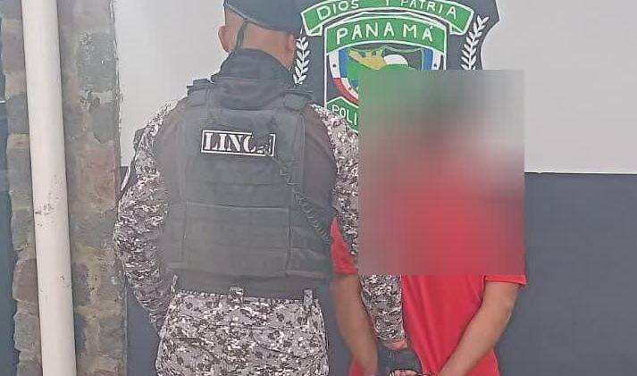 El hombre fue puesto a disposición de las autoridades competentes tras ser arrestado durante un operativo en el distrito de Volcán.