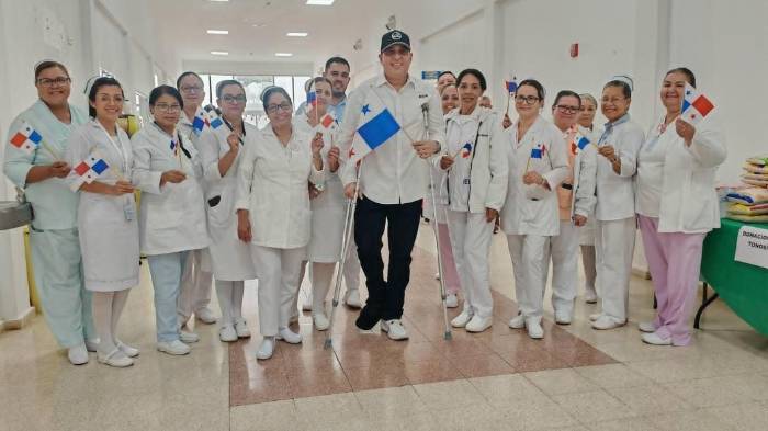 Enfermeras sosteniendo banderas de Panamá