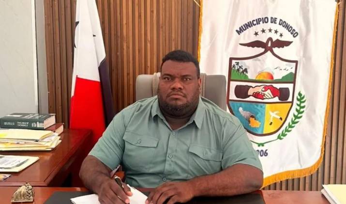 El alcalde de Donoso, Edilberto Medina, hizo la solicitud de más proyectos de electrificación y conectividad para el distrito.
