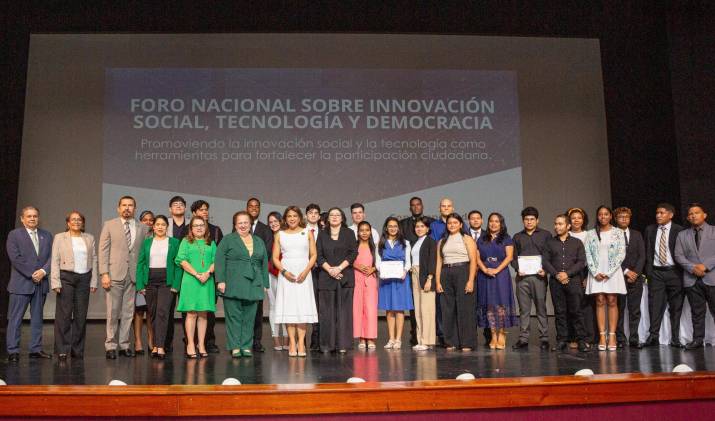 Jóvenes premiados de la UTP junto a ls organizadores.