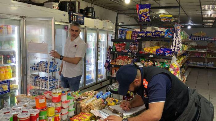 En el operativo, Acodeco decomisó productos vencidos en varios comercios.