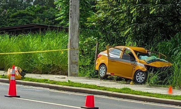 Accidente fatal en Cerro Azul: muere taxista tras chocar contra un poste de luz
