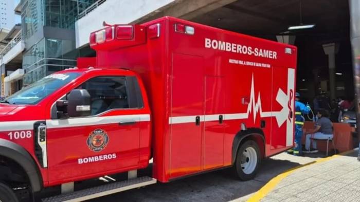 Bomberos especializados en materiales peligrosos realizaron maniobras de ventilación tras detectar una fuga de gas en un supermercado de la 12 de Octubre.