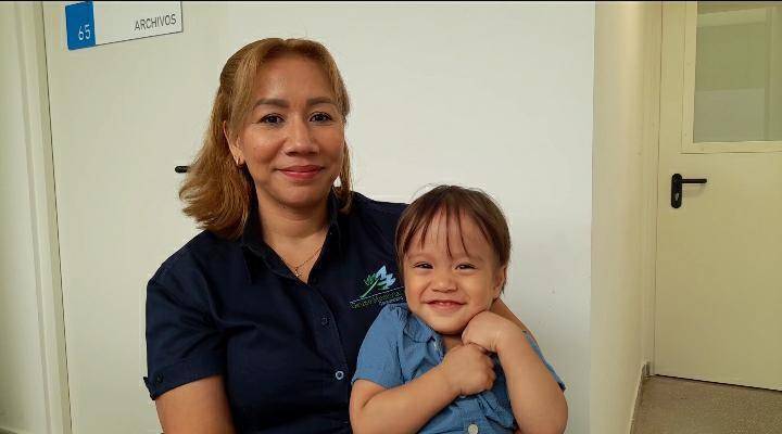 Jessica junto a Jesse a quien le gusta correr por los pasillos.