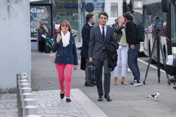 La víctima Gisèle Pelicot (Izq.) llega al Palacio de Justicia para asistir a la 12ª sesión del juicio en los tribunales de Aviñón, Francia, este miércoles.