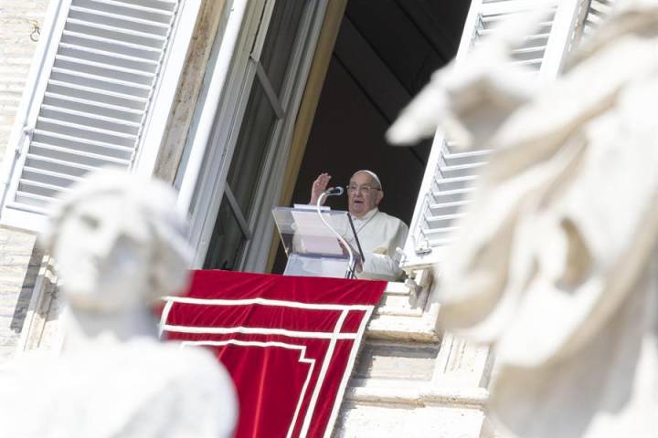 El Papa Francisco se dirige a la multitud desde la ventana del Palacio Apostólico con vista a la Plaza de San Pedro durante la oración del Ángelus, Ciudad del Vaticano