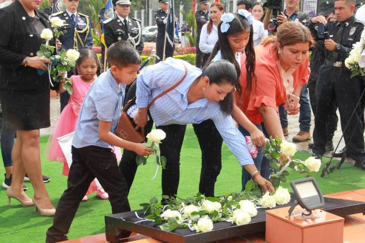 La Policía rindió homenaje a los 195 policías caídos en el cumplimiento del deber