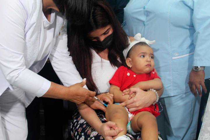 Autoridades invitan a la población a vacunarse para bajar casos y hospitalizaciones.
