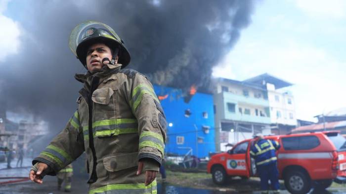 El incendio generó alarma entre residentes y transeúntes de Calidonia. Las unidades bomberiles se desplazaron hasta el lugar para atender la emergencia.
