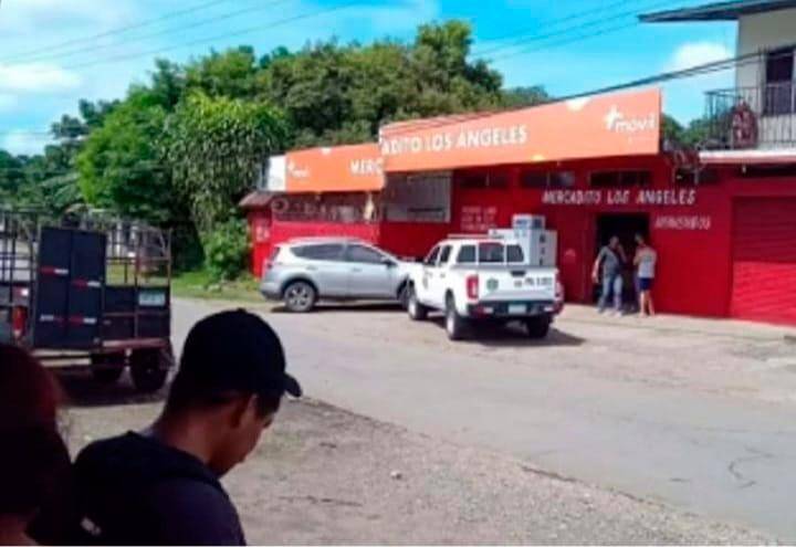 Lugareños costernados por el asalto.