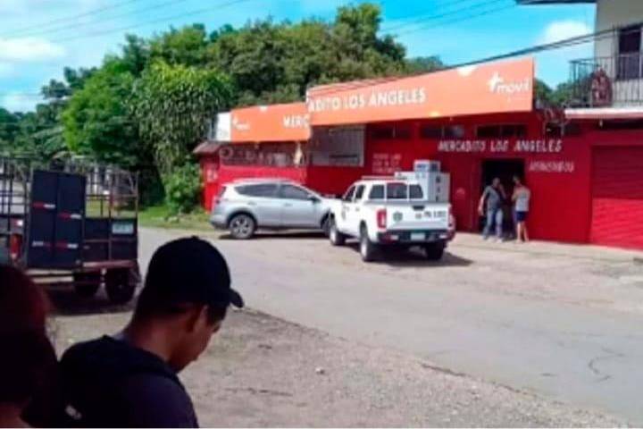 Lugareños costernados por el asalto.