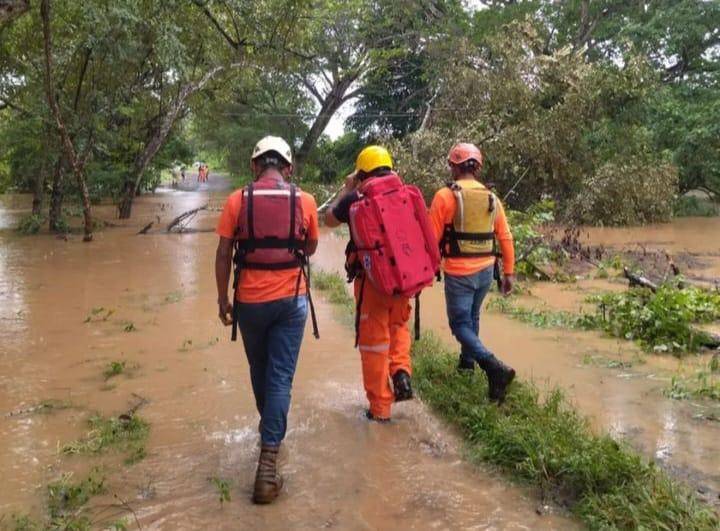 Piden no cruzar ríos crecidos y alejarse de áreas propensas a derrumbes