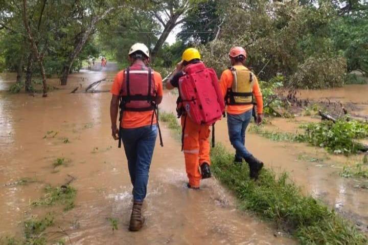 Piden no cruzar ríos crecidos y alejarse de áreas propensas a derrumbes