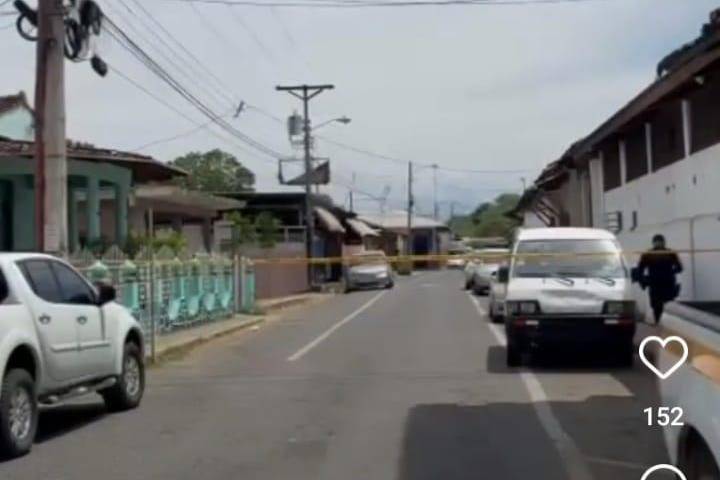 La calle fue cerrada por unidades de la Policía Nacional en La Villa de Los Santos para preservar la escena