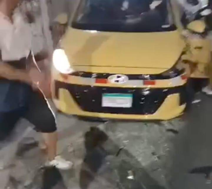 Taxista recibe ayuda de personas en el sitio