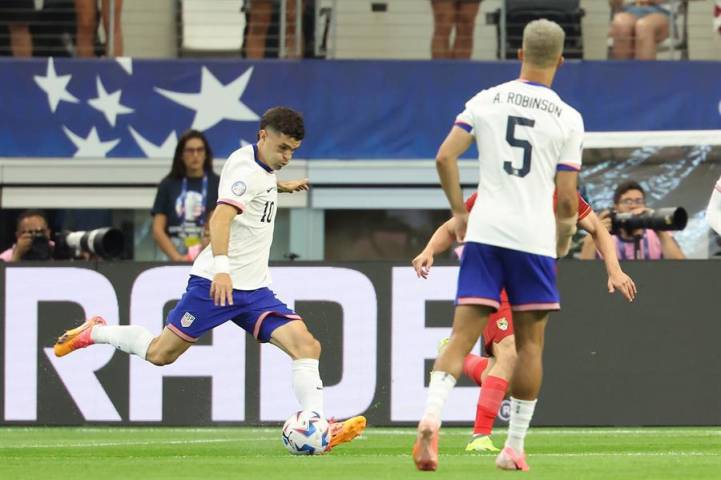 El atacante y capitán de Estados Unidos, Christian Pulisic (i), fue registrado este domingo, 23 de junio, al disparar de derecha para marcar el primer gol del partido entre su selección y la de Bolivia.