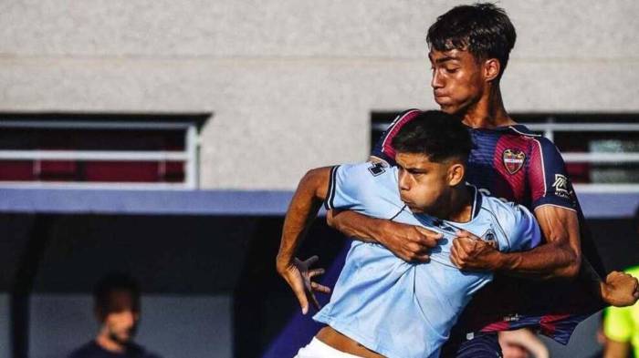 Krug comenzó a jugar al fútbol en la ciudad de Chicago con la Academia iProSkills a la edad de 5 años, en donde estuvo hasta mediados del 2022, luego se fue a España. Tiene dos nacionalidades, panameña y estadounidense.