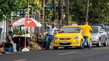 El taxista resultó herido luego de ser atropellado por un hombre que previamente lo perseguía con un machete en Santiago de Veraguas.