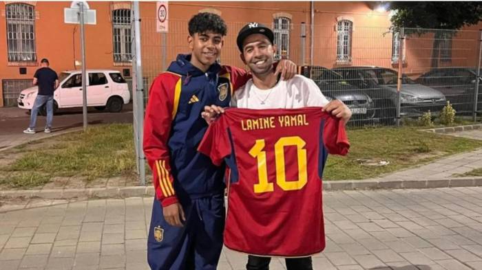 Lamine junto a su padre, Mounir Nasraoui.