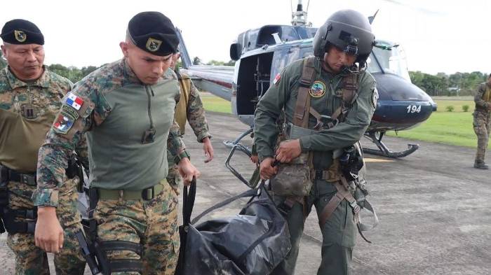 Agentes trasladan el cuerpo del hombre.