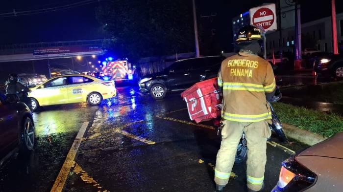 Personal del Benemérito Cuerpo de Bomberos brinda atención en una emergencia vehicular.