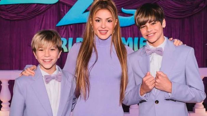 Shakira llegó a la premiere de ‘Zootopia 2’ acompañada de Milán y Sasha, todos luciendo ropa color lavanda.