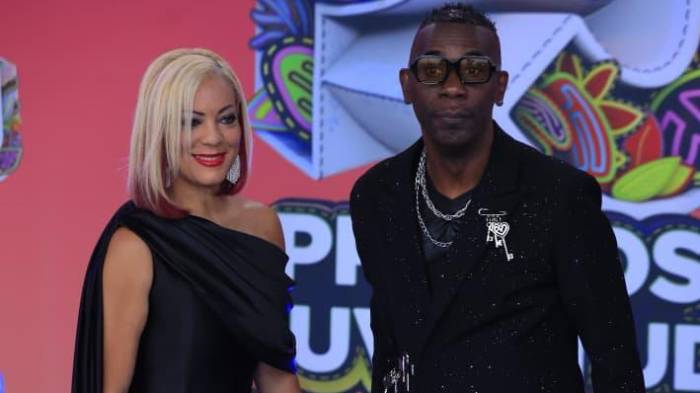 Elegantes y con brillo lucieron Nando Boom y su esposa.