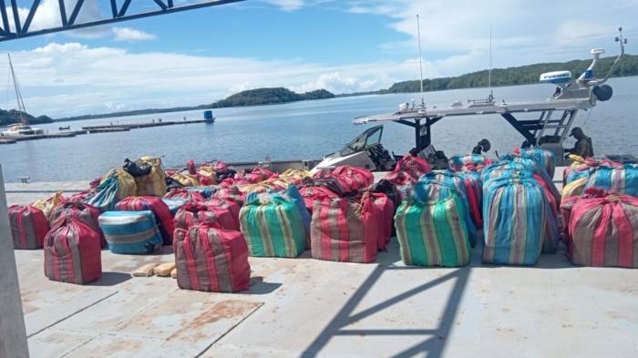 La embarcación fue interceptada con 2,852 paquetes de droga en aguas del Pacífico.