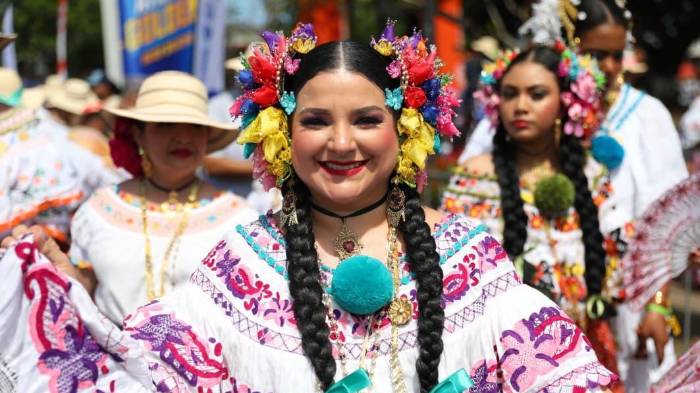 La belleza de la mujer panameña resplandeció con la pollera como protagonista.