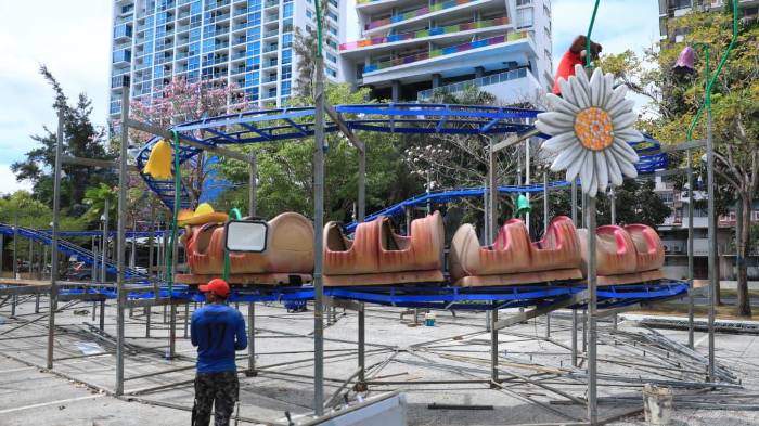 En la Cinta Costera avanza con éxito la instalación de tarimas y juegos mecánicos para los pequeños de la casa.