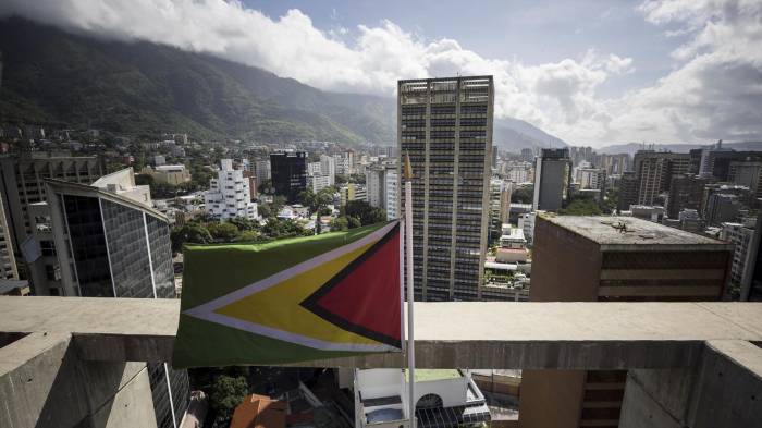 Fotografía del 2 de septiembre de 2025 donde se observa una bandera de Guyana en inmediaciones de su embajada en Caracas (Venezuela).