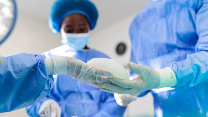 Muere adolescente tras someterse a un aumento de senos