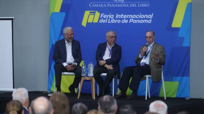 Jorge Eduardo Ritter estuvo acompañado en el conversatorio por Ricaurte Vásquez Morales y Ricardo Alberto Arias.