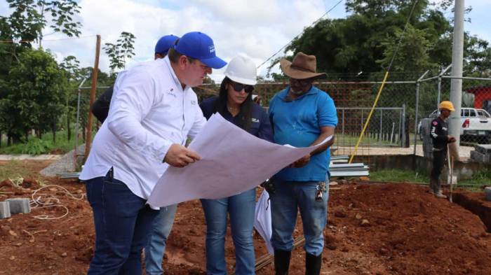 Personal de infraestructura trabaja en la preparación del terreno para levantar una de las viviendas.