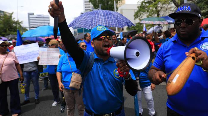 Luego del paro de labores unos 700 docentes no han podido regresar a las aulas de clases.