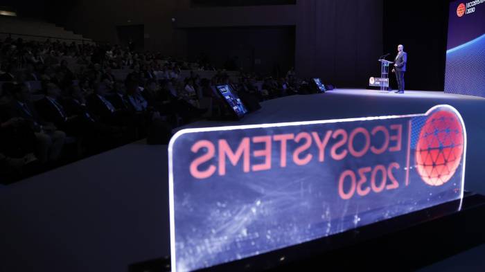 A CORUÑA, 10/03/25.- El presidente ejecutivo de Ecosistemas 2030, Omar Hatamleh, durante el discurso inaugural de la quinta edición de este foro internacional, que se celebra este viernes en A Coruña y se centra en la inteligencia artificial, la innovación, la sostenibilidad y el entretenimiento. EFE/Cabalar