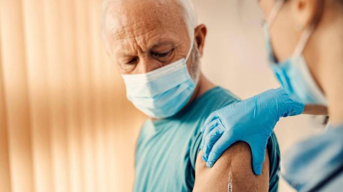 “Invitamos a todos los adultos mayores a vacunarse tan pronto llegue la nueva dosis”, expresó Itzel Hewitt, coordinadora general del Programa Ampliado de Inmunización (PAI).