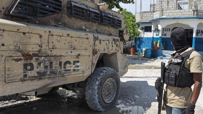 Fotografía de archivo que muestra a un integrante de la Policía patrullando en Liancourt (Haití).EFE/ Patrice Noel