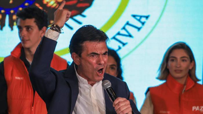 El senador centrista Rodrigo Paz Pereira pronuncia un discurso este domingo, en La Paz (Bolivia). EFE/ Gabriel Márquez