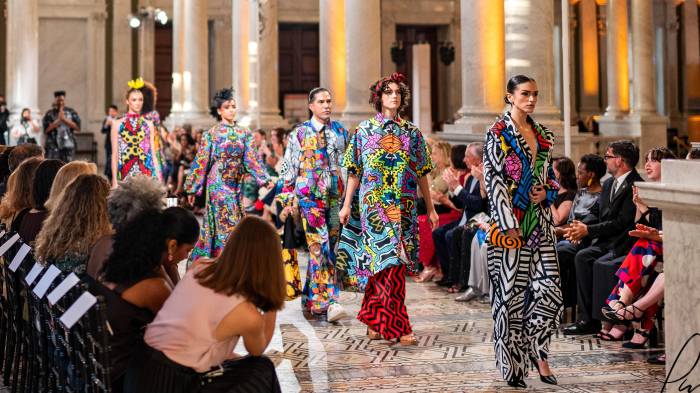 El diseñador panameño Jean Decort presentó 15 piezas de su colección ‘Raíces Ancestrales SS27’.