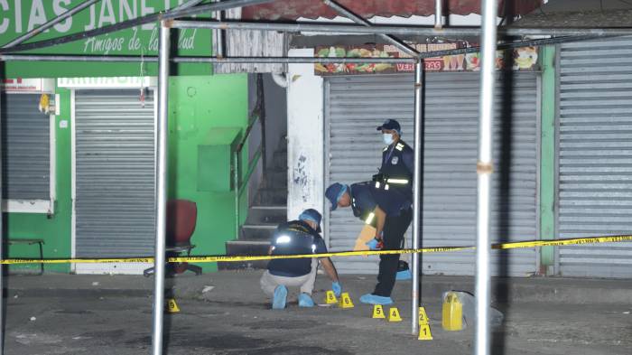 Escena del crimen en la piquera ‘El Parador’, en Pedregal, donde el taxista Luis González fue asesinado.