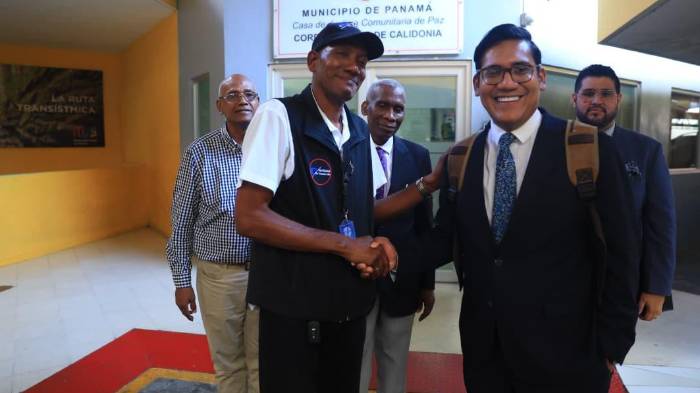 Félix Chávez y Albert Barton sellaron la paz con un apretón de manos tras semanas de tensión.