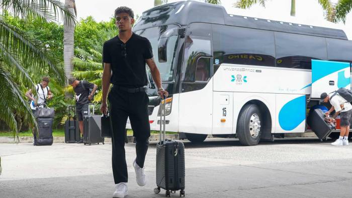 Edward Cedeño ingresando a la concentración.