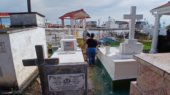 Familias visitan los cementerios en el Día de los Difuntos.