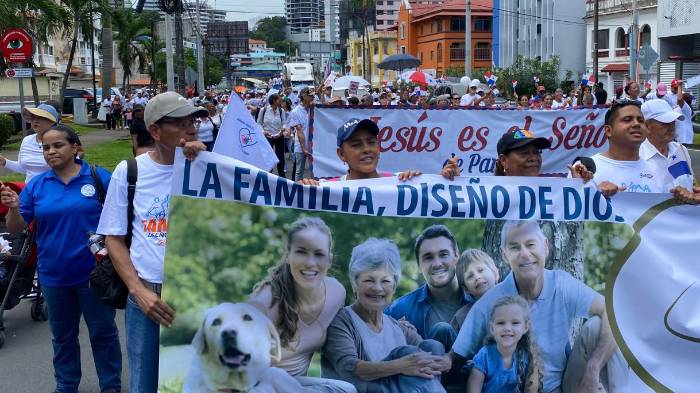 “La familia, diseño de Dios”: panameños salen a las calles en caminata Pro Familia