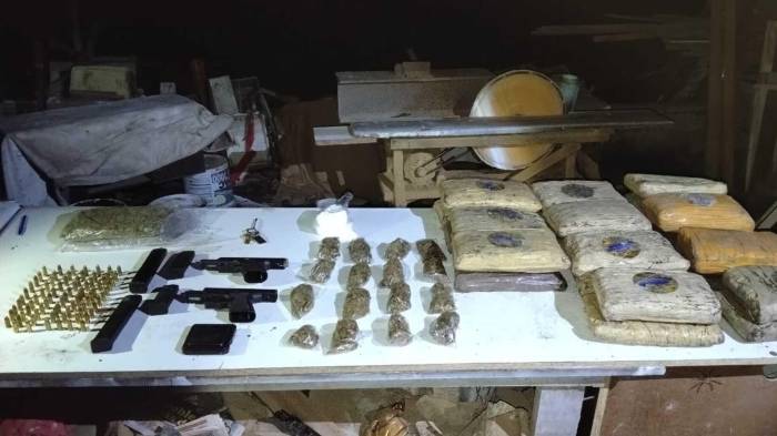 Durante la diligencia, las autoridades decomisaron presunta droga, dos armas de fuego calibre 9 milímetros, proveedores y municiones.