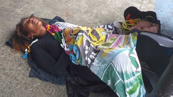 La educadora Iris Kwiers, aseguró que permanecerá encadenada hasta que el Meduca le brinde la seguridad que necesita.